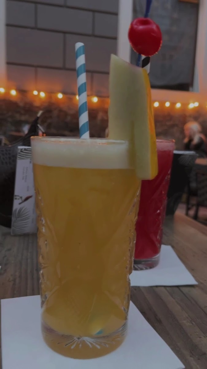 Cocktail am Außentisch im Innenhof, Lichterkette im Hintergrund