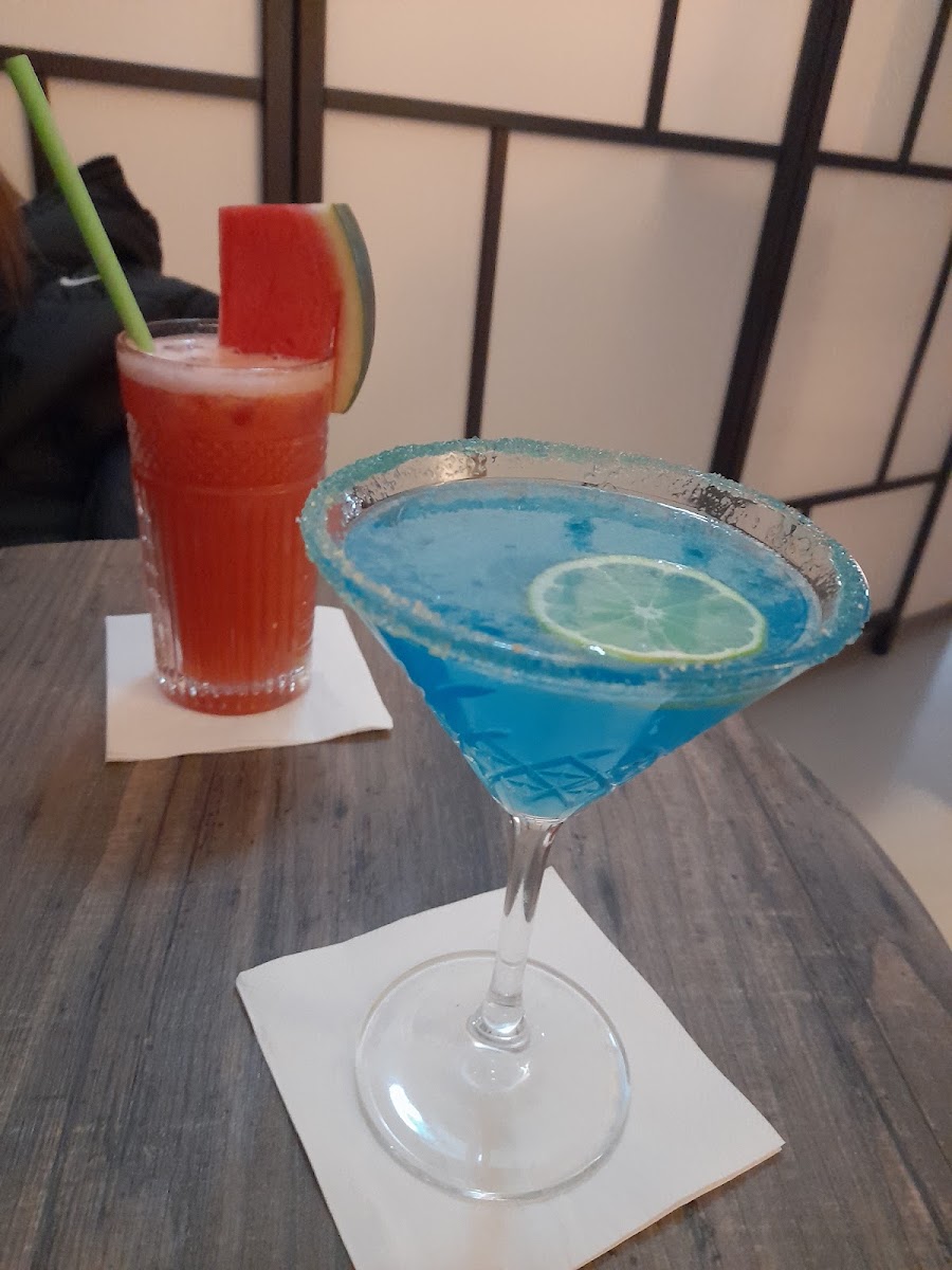 Blauer und roter Cocktail auf dem Tisch