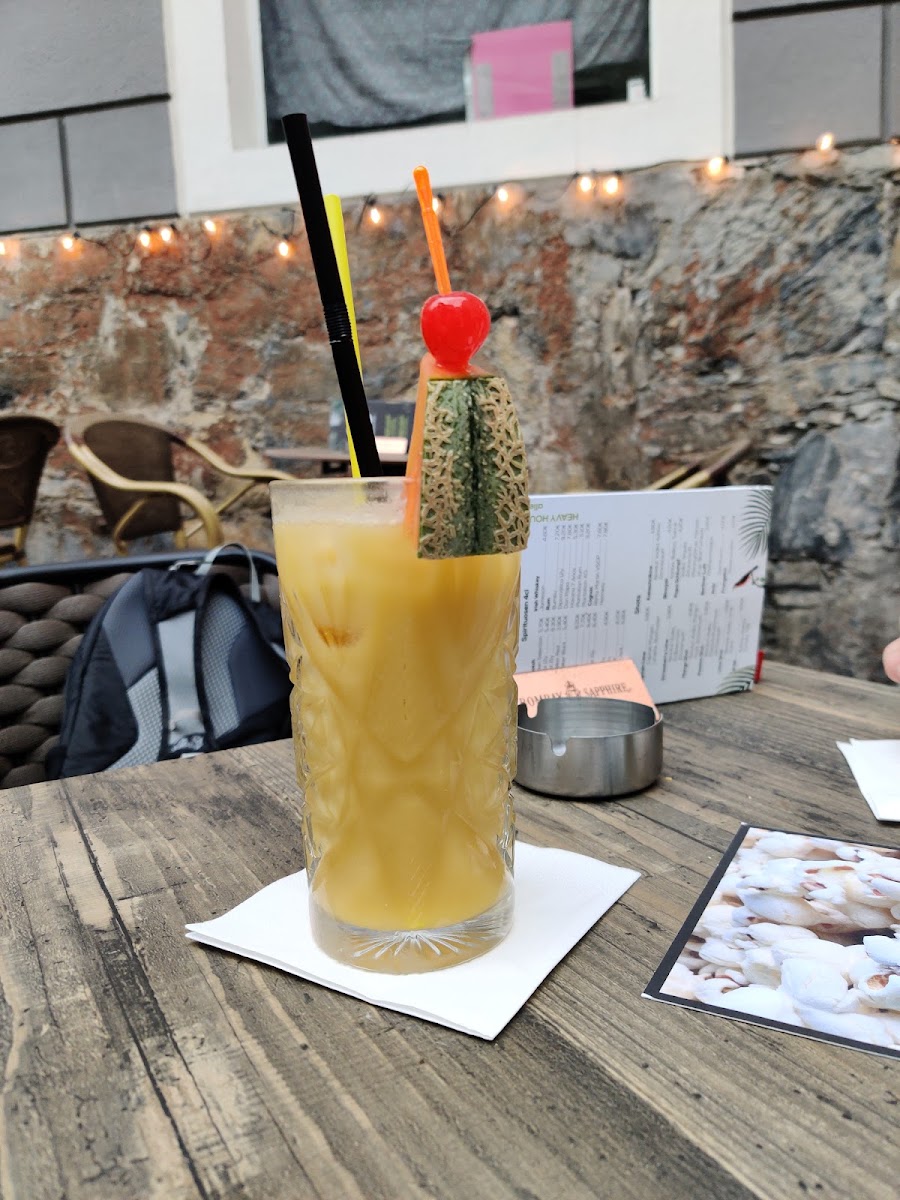 Tropischer Cocktail am Außentisch mit Speisekarte
