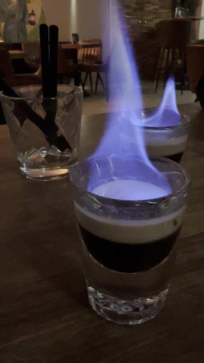 Flambierte Shots mit blauer Flamme